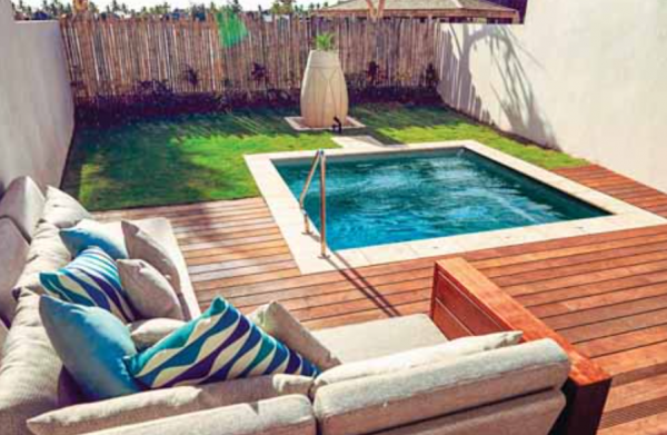 Kolam renang minimalis di halaman belakang